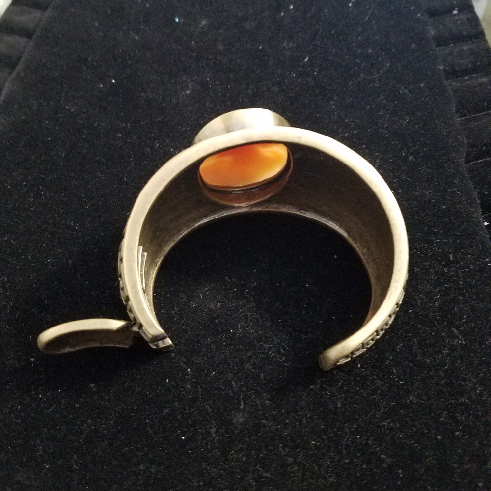 Large Amadeo Cameo Cuff - Picture 4 of 4
